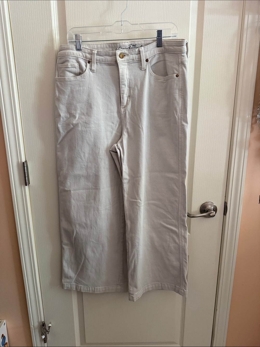 Universal Thread Target cream denim wide-legged capris size 14/32